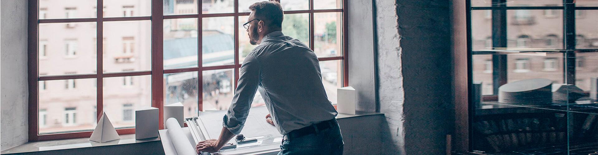 Anticipo de Exportaciones para empresas - Un hombre de negocios mirando por la ventana