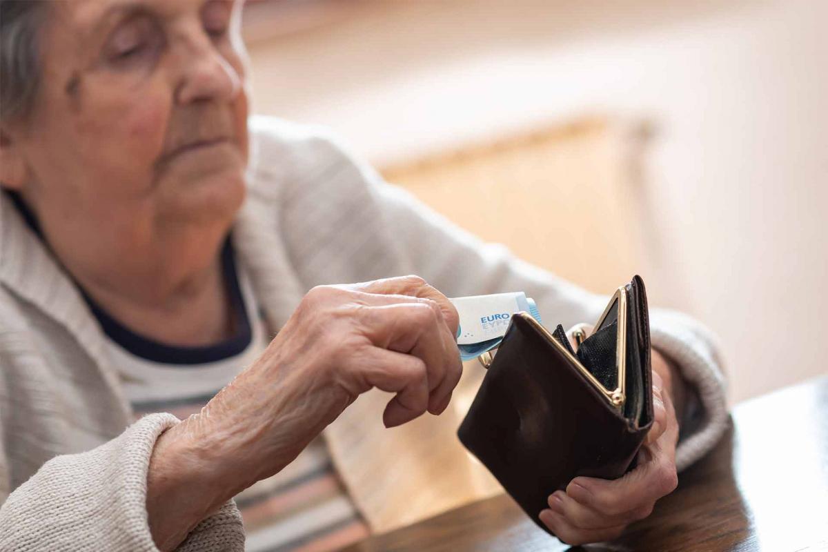 Señora buscando dinero en la cartera