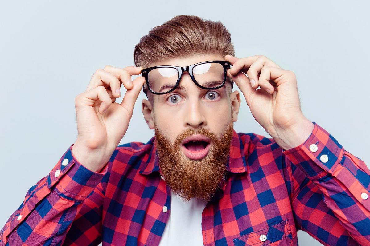 Hombre con gafas sorprendido