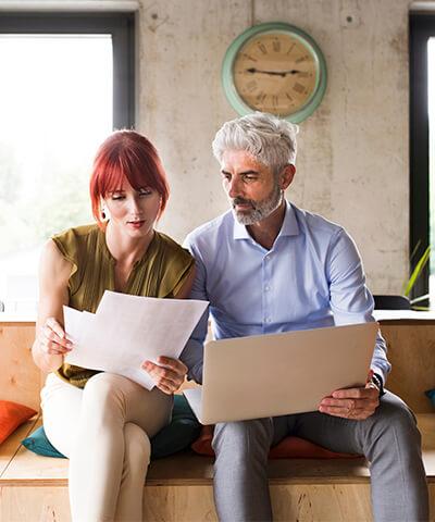 Ventajas para Empresas - Hombre y mujer de negocios en una reunión en la oficina