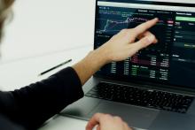 Asegura los márgenes comerciales de tus operaciones con la compraventa de divisas a plazo.