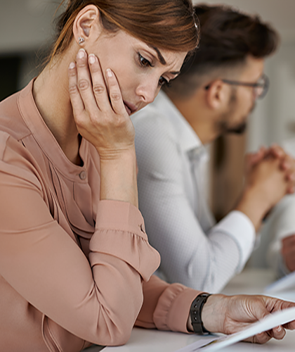 Mujer mirando su plan de seguro RGAPIAS Mujer mirando su plan de seguro RGAPIAS
